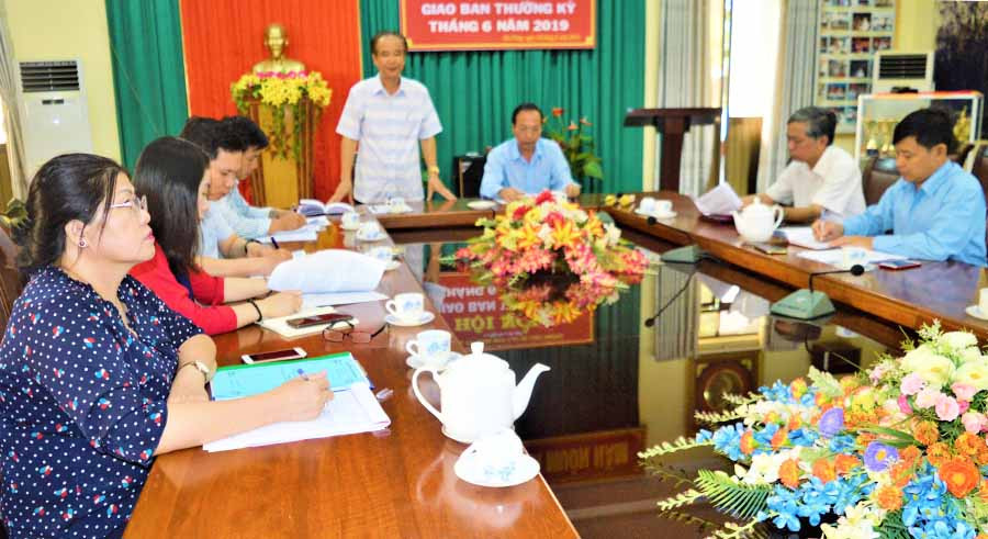 Đồng chí Lê Phan Lương-Ủy viên Ban Thường vụ Tỉnh ủy, Trưởng ban Tuyên giáo Tỉnh ủy làm việc tại Công ty Cao su Chư Prông. Ảnh: 