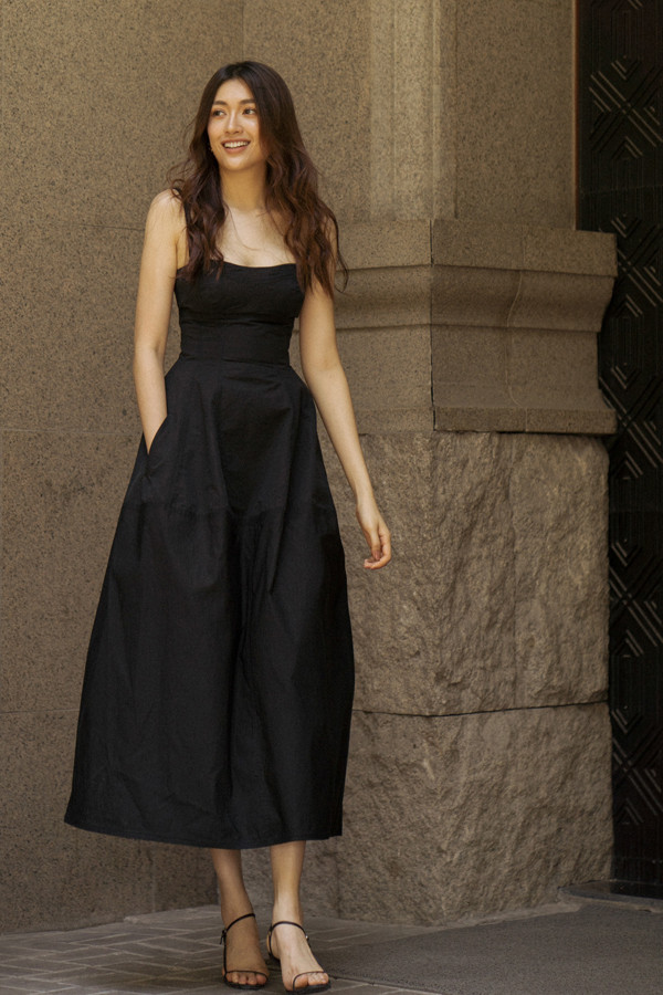 Phần xiết eo độc đáo cũng góp phần tạo nên sự cuốn hút cho các mẫu váy dáng dài của Lâm Gia Khang ở bộ sưu tập lần này. Phần xiết eo độc đáo cũng góp phần tạo nên sự cuốn hút cho các mẫu váy dáng dài của Lâm Gia Khang ở bộ sưu tập lần này.