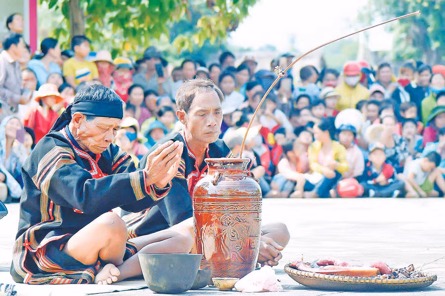 Ông Rơ Lan Hieo-phụ tá Vua Lửa đời thứ 14 (bìa phải)-thực hiện nghi lễ cúng cầu mưa của Yang Pơtao Apuih. Nghi lễ này đã được Bộ Văn hóa-Thể thao và Du lịch công nhận là Di sản văn hóa phi vật thể cấp quốc gia. Ảnh: Đ.T