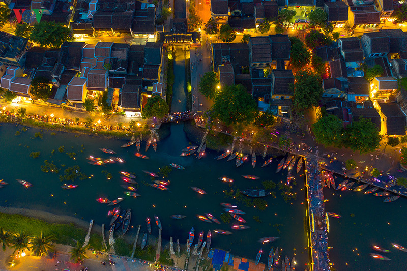  Buổi tối, vẻ lấp lánh của đèn lồng lơ lửng treo, phảng phất dấu ấn của thời gian xưa cũ. Phố cổ Hội An luôn đón người lữ khách bằng vẻ dung dị của làng quê.