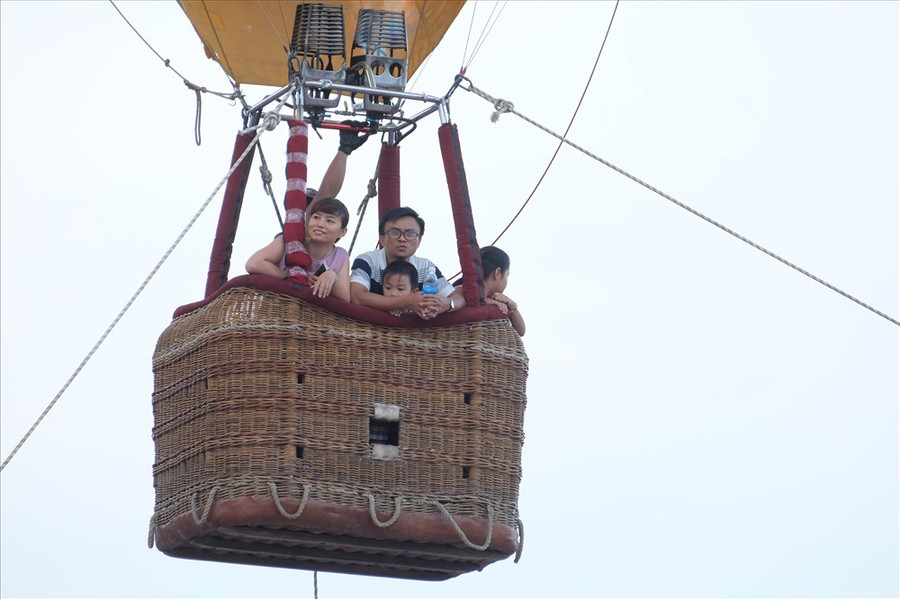 Người dân và du khách trải nghiệm bay khinh khí cầu.