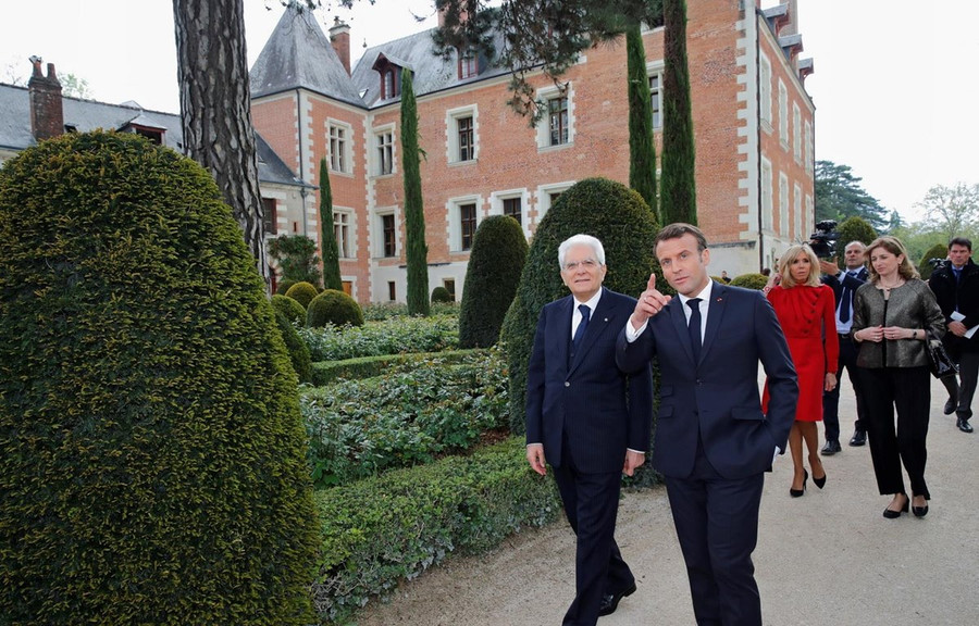 Tổng thống Pháp Emmanuel Macron (phải) và người đồng cấp Italy Sergio Mattarella (trái) thăm quan khuôn viên tòa lâu đài Clos Luce ở Amboise (Pháp), nhân lễ tưởng niệm 500 năm ngày mất của đại danh họa Leonardo da Vinci ngày 2/5. (Ảnh: AFP/TTXVN) Tổng thống Pháp Emmanuel Macron (phải) và người đồng cấp Italy Sergio Mattarella (trái) thăm quan khuôn viên tòa lâu đài Clos Luce ở Amboise (Pháp), nhân lễ tưởng niệm 500 năm ngày mất của đại danh họa Leonardo da Vinci ngày 2/5. (Ảnh: AFP/TTXVN)