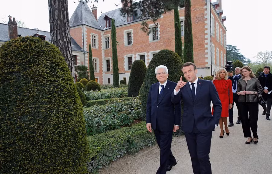 Tổng thống Pháp Emmanuel Macron (phải) và người đồng cấp Italy Sergio Mattarella (trái) thăm quan khuôn viên tòa lâu đài Clos Luce ở Amboise (Pháp), nhân lễ tưởng niệm 500 năm ngày mất của đại danh họa Leonardo da Vinci ngày 2/5. (Ảnh: AFP/TTXVN)