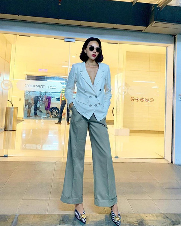 Minh Triệu sexy và sang chảnh với cách diện áo blazer cùng quần ống rộng hài hòa về màu sắc. Minh Triệu sexy và sang chảnh với cách diện áo blazer cùng quần ống rộng hài hòa về màu sắc.