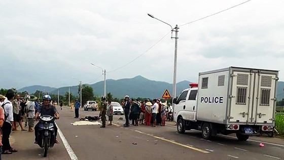 Xe biển xanh của công an tại hiện trường vụ tai nạn.