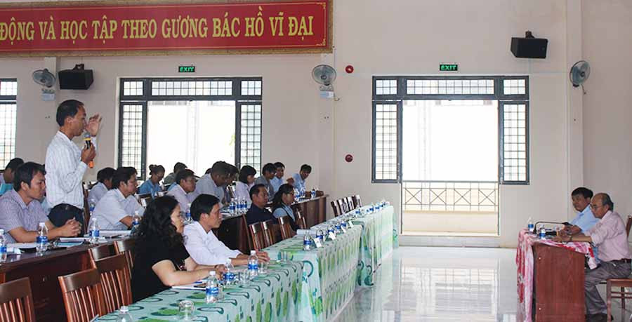  Ông Đỗ Xuân Dũng-Phó Trưởng phòng GD-ĐT huyện Kông Chro phát biểu tại hội nghị phân luồng học sinh dân tộc thiểu số sau khi tốt nghiệp THCS. Ảnh N.G