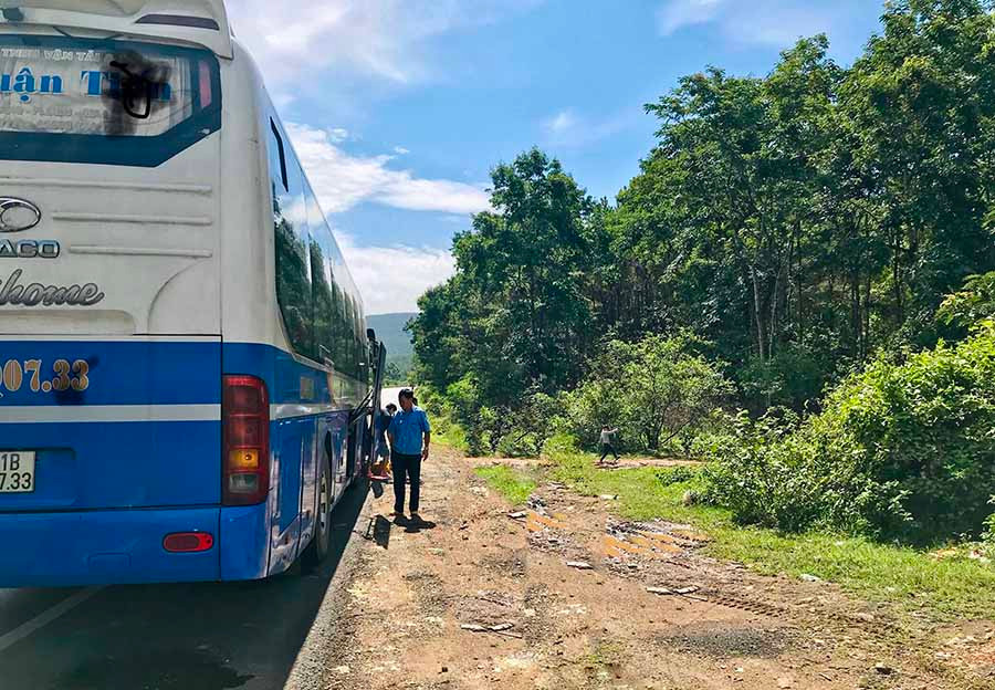  Trong chuyến hành trình, một số xe khách phải dừng bên đường cho hành khách vệ sinh cá nhân. Ảnh: Đ.M.P