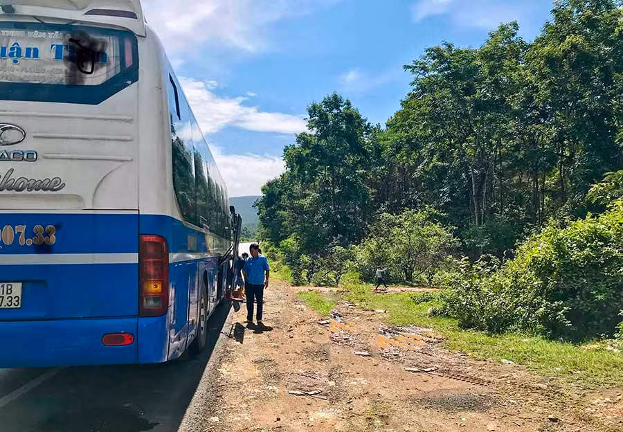  Trong chuyến hành trình, một số xe khách phải dừng bên đường cho hành khách vệ sinh cá nhân. Ảnh: Đ.M.P