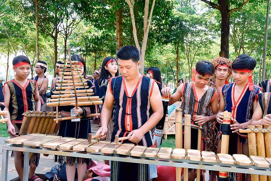  Các nghệ nhân trình diễn nhạc cụ tại Hội thi Văn hóa-Thể thao các dân tộc thiểu số toàn tỉnh lần thứ III-2019. Ảnh: ĐỨC THỤY