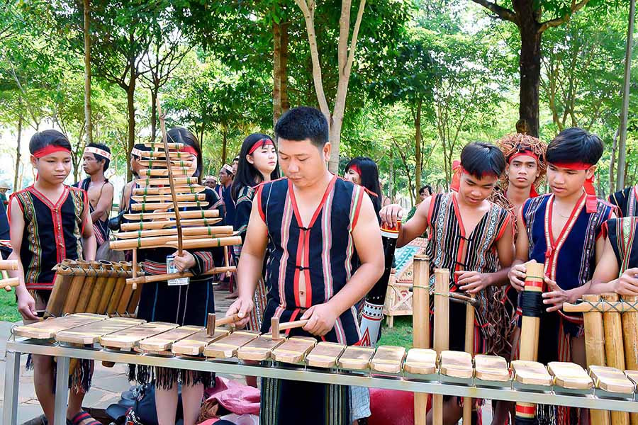  Các nghệ nhân trình diễn nhạc cụ tại Hội thi Văn hóa-Thể thao các dân tộc thiểu số toàn tỉnh lần thứ III-2019. Ảnh: ĐỨC THỤY