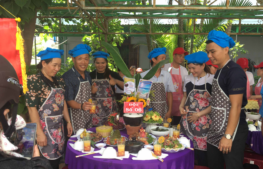  Mâm cơm đầy đủ chất dinh dưỡng của đội số 6. Ảnh: Thúy Ngọ 