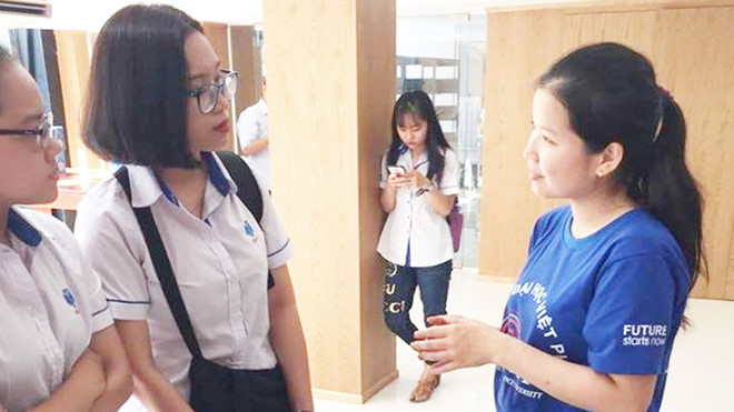  Lê Việt Hoa giới thiệu sản phẩm tại cuộc thi