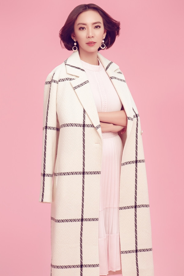 Áo khoác kẻ ô tạo vẻ thanh lịch cho 'bà mẹ một con'. Áo khoác kẻ ô tạo vẻ thanh lịch cho 'bà mẹ một con'.