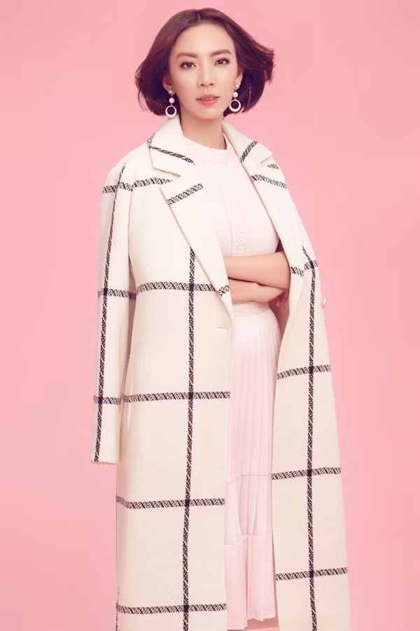  Áo khoác kẻ ô tạo vẻ thanh lịch cho 'bà mẹ một con'.