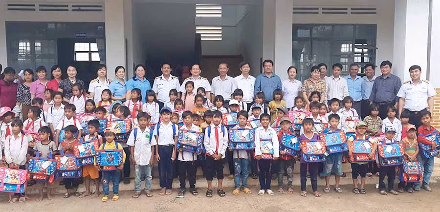  Đoàn cán bộ của Tổng Công ty Tân cảng Sài Gòn tặng quà cho các em học sinh nghèo vượt khó học giỏi tại huyện Phú Thiện. Ảnh: A.H