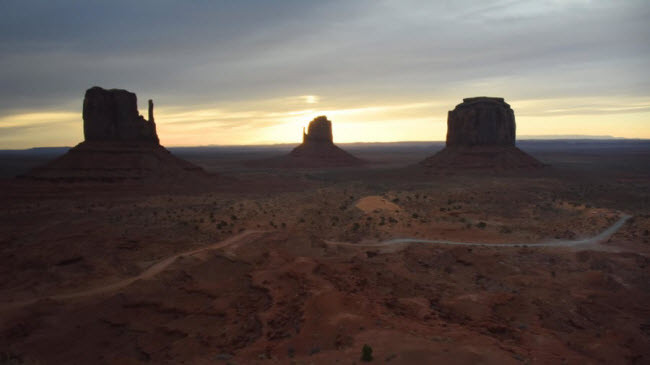 Monument Valley, Mỹ: Sa mạc ở bang Utah đã được đạo diễn John Ford lựa chọn làm bối cảnh cho nhiểu bộ phim nổi tiếng. 