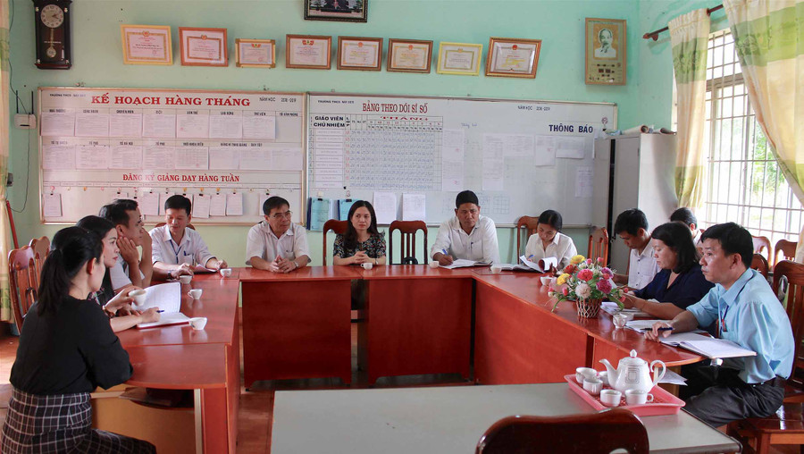 Đoàn khảo sát thực tế tại Trường THCS Nay Der (xã Hnol, Đak Đoa). Ảnh: Hồng Thi Đoàn khảo sát thực tế tại Trường THCS Nay Der (xã Hnol, Đak Đoa). Ảnh: Hồng Thi