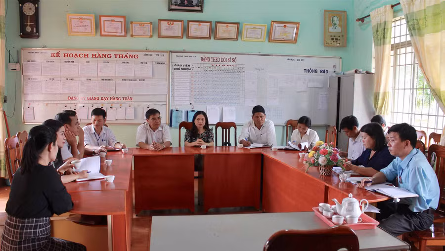 Đoàn khảo sát thực tế tại Trường THCS Nay Der (xã Hnol, Đak Đoa). Ảnh: Hồng Thi