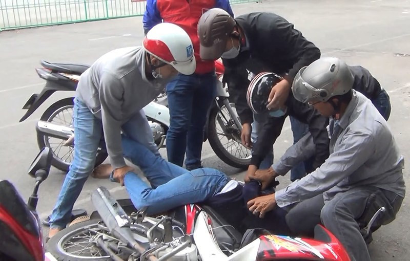 Công an bắt giữ đối tượng Tuấn trên đường Công an bắt giữ đối tượng Tuấn trên đường