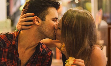  Một nụ hôn sâu đủ khiến bạn bị lây bệnh lậu, nghiên cứu mới cảnh báo - ảnh minh họa từ internet