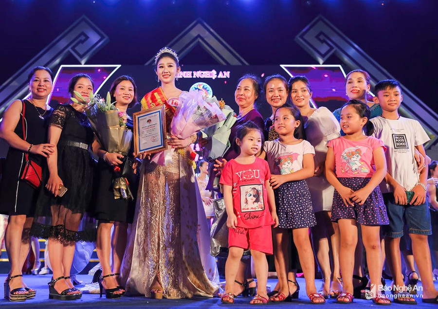  Người thân và bạn bè chúc mừng trước thành công của Trịnh Thị Hà Thương.