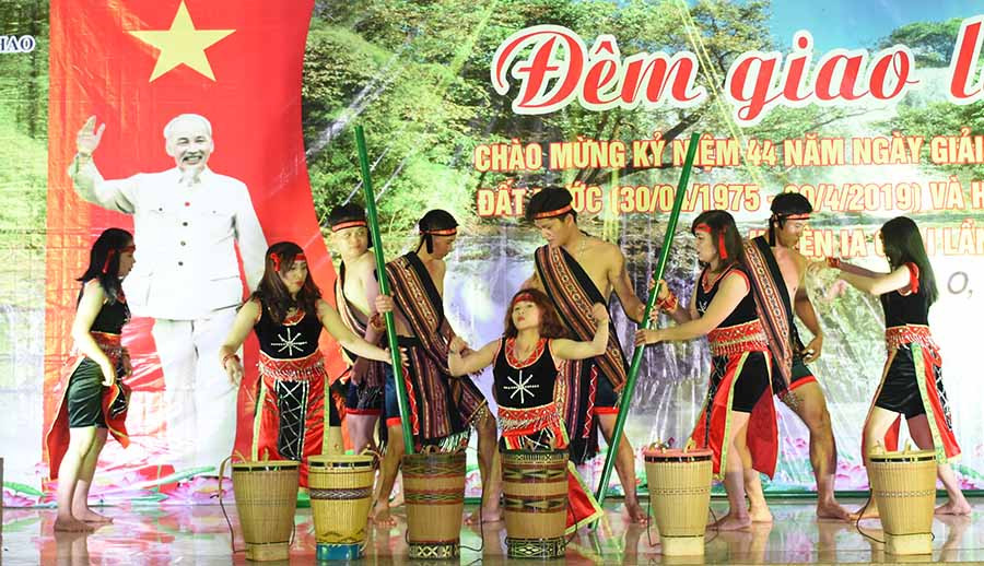 Tiết mục văn nghệ của Trường Tiểu học Nguyễn Bá Ngọc (xã Ia O)