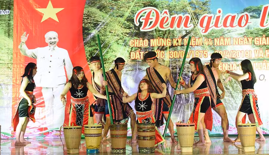 Tiết mục văn nghệ của Trường Tiểu học Nguyễn Bá Ngọc (xã Ia O)