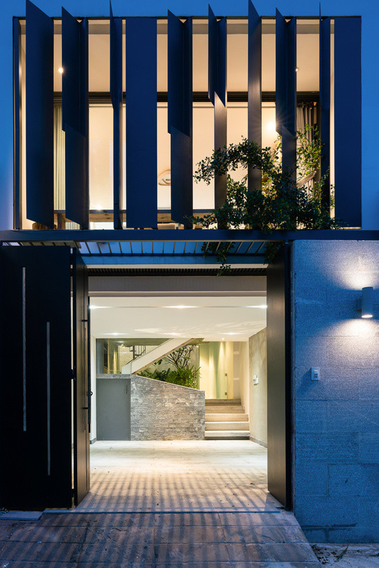 Mất một năm thiết kế và thi công, ngôi nhà hoàn thiện vào cuối 2017. Chủ nhà thừa nhận cũng có điểm bất cập khi đưa ngôi nhà vào sử dụng - nhiều không gian để thư giãn trong khi bản thân bận rộn công việc không thể tận hưởng hết - nhưng nhìn chung cảm thấy hài lòng với đứa con tinh thần này.