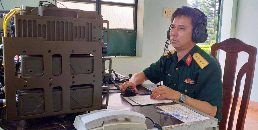  Đại úy Cao Hồng Soái đang chuyển thông tin từ máy vô tuyến điện. Ảnh: P.D