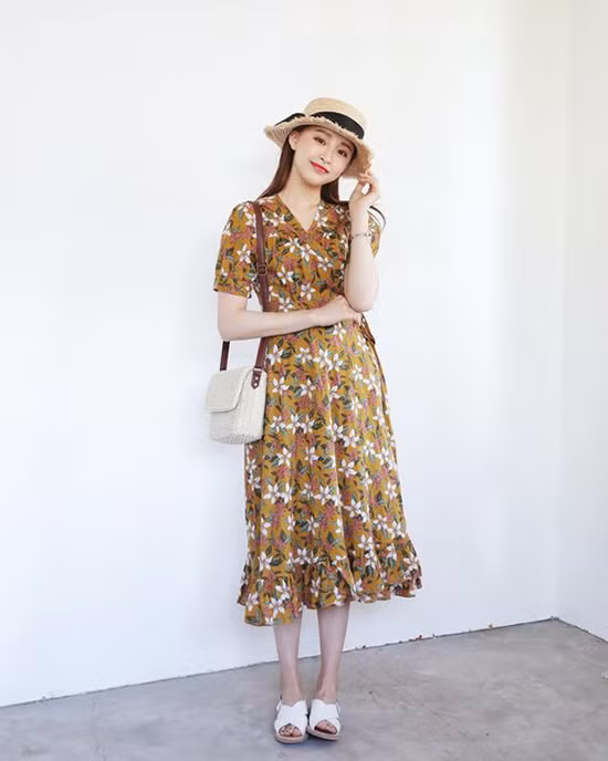  Khi sử dụng mũ nan, các kiểu đầm theo phong cách 'bánh bèo' với sắc màu và kiểu dáng tôn vẻ nữ tính vẫn là lựa chọn hoàn hảo nhất.