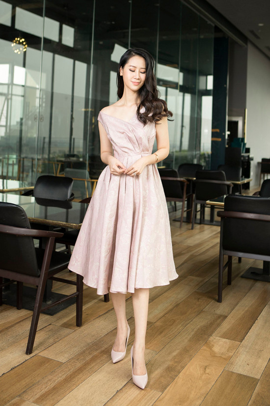 Váy trễ vai với điểm nhấn tùng xòe đi đôi các nếp gấp để phái đẹp trông cuốn hút hơn khi tham gia tiệc mùa hè.