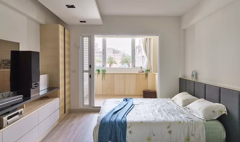  Rất nhiều chiếc tủ lưu trữ bằng gỗ đặt ở ban công trong phòng ngủ.