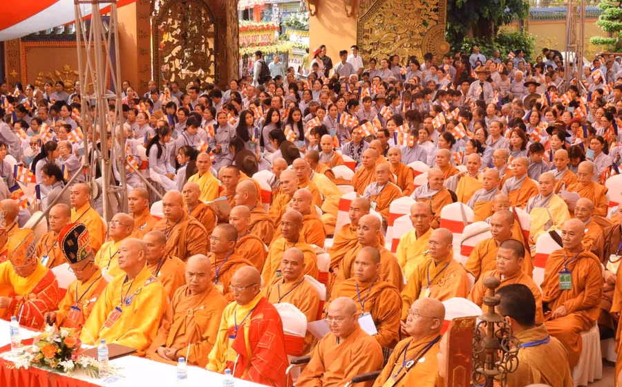 Tăng ni và phật tử tham dự Đại Lễ Phật đản. Ảnh: Thanh Nhật