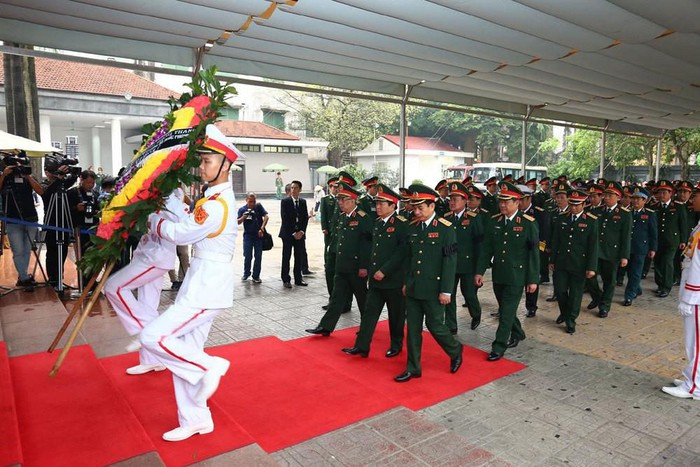  Đoàn đại biểu Bộ Quốc phòng do Bộ trưởng Ngô Xuân Lịch dẫn đầu viếng Đại tướng Lê Đức Anh.