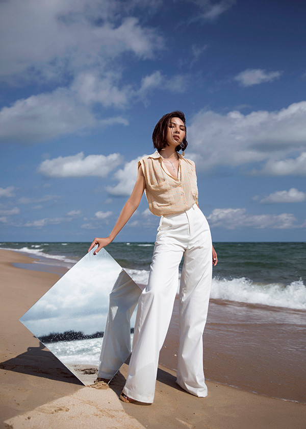 Theo Minh Triệu, thay vì sợ nắng nóng, bạn hoàn toàn có thể chọn cách tận hưởng nó, bằng cách chọn những trang phục thoải mái, mát mẻ.