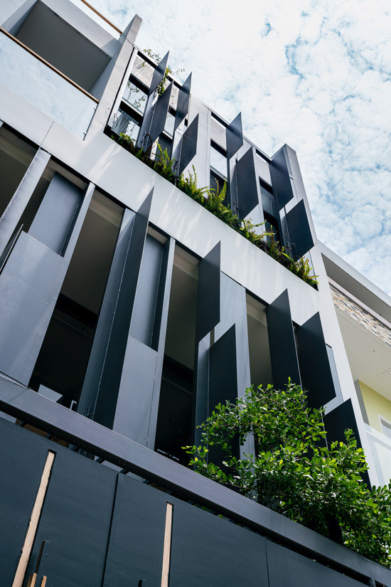 Ngôi nhà gây ấn tượng ngay từ mặt tiền với hệ lam hình mang cá ở hai tầng trên cùng. Khí hậu địa phương nắng nóng quanh năm, kiến trúc sư Phạm Ngọc Bình cùng các đồng nghiệp tại Risou Architects thuyết phục chủ nhà làm lam mặt tiền, có thể đóng mở linh hoạt, vừa có tác dụng chắn nắng vừa tạo thành lớp vỏ bao che thay thế khung bảo vệ. 