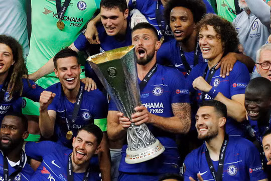  Chiếc cúp Europa League có dấu ấn lớn của Giroud (cầm cúp) - người ghi bàn liên tục tại giải và tỏa sáng trong trận chung kết Ảnh: REUTERS