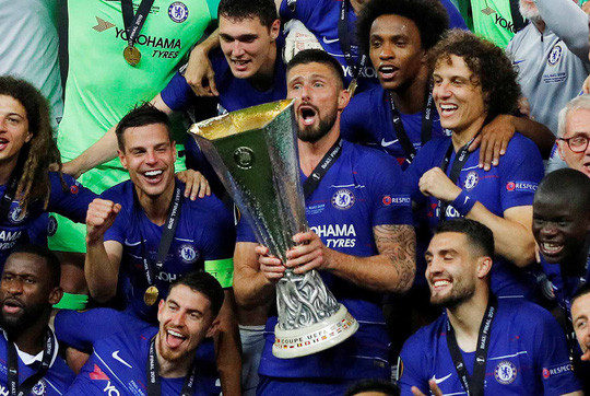  Chiếc cúp Europa League có dấu ấn lớn của Giroud (cầm cúp) - người ghi bàn liên tục tại giải và tỏa sáng trong trận chung kết Ảnh: REUTERS