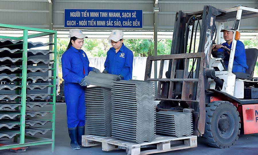  Công nhân làm việc tại Nhà máy Gạch không nung Tiến Minh Gia Lai (TP. Pleiku). Ảnh: Đ.T