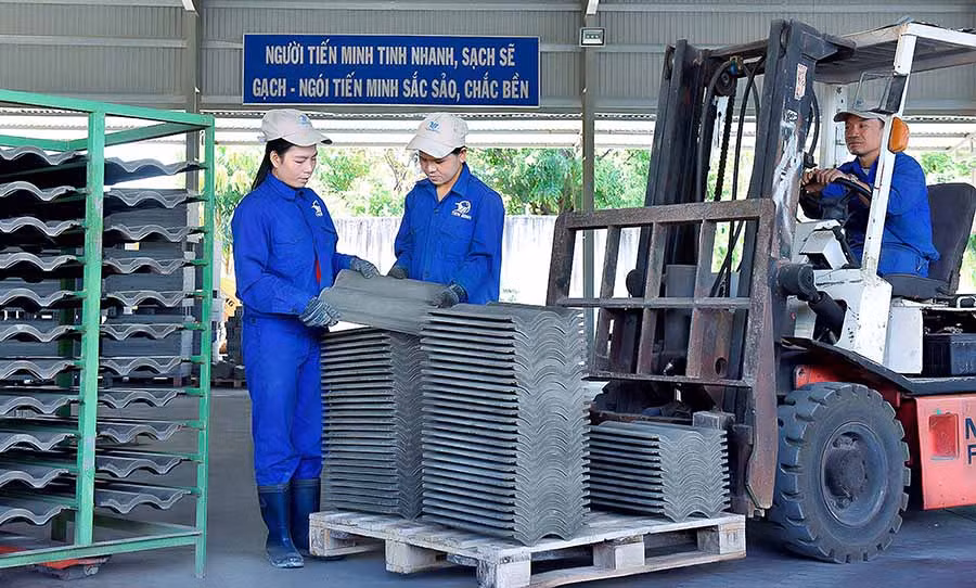  Công nhân làm việc tại Nhà máy Gạch không nung Tiến Minh Gia Lai (TP. Pleiku). Ảnh: Đ.T