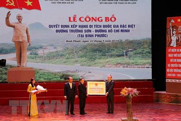 Đại diện địa phương nhận bảng xếp hạng di tích. (Ảnh: Dương Chí Tưởng/TTXVN) Đại diện địa phương nhận bảng xếp hạng di tích. (Ảnh: Dương Chí Tưởng/TTXVN)