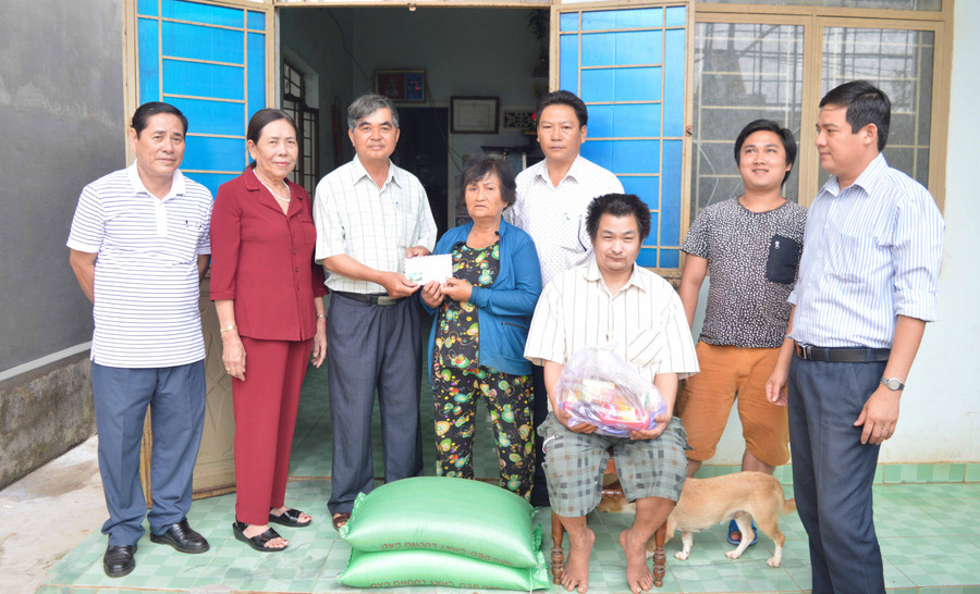 Hội đồng hương huyện Mộ Đức-Quảng Ngãi hỗ trợ cho bà Xi quà và 12 triệu đồng tiền mặt. Ảnh: Đinh Yến Hội đồng hương huyện Mộ Đức-Quảng Ngãi hỗ trợ cho bà Xi quà và 12 triệu đồng tiền mặt. Ảnh: Đinh Yến