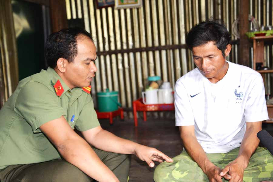 Cán bộ Đội An ninh Công an huyện Đak Pơ động viên Đinh Lứ chăm lo phát triển kinh tế gia đình. Ảnh: N.H  Cán bộ Đội An ninh Công an huyện Đak Pơ động viên Đinh Lứ chăm lo phát triển kinh tế gia đình. Ảnh: N.H