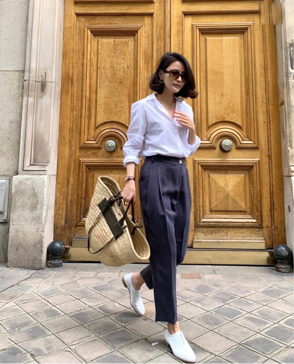 Sơ mi và quần âu luôn là cặp đôi hoàn hảo bởi sự hài hòa về đường nét và phong cách của chúng. Chính vì thế, những cô nàng yêu sự đơn giản thường lựa chọn chúng để tiện lợi đi làm, dễ dàng đi dạo phố.