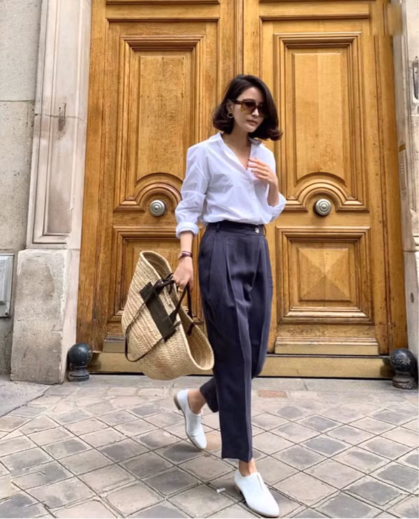 Sơ mi và quần âu luôn là cặp đôi hoàn hảo bởi sự hài hòa về đường nét và phong cách của chúng. Chính vì thế, những cô nàng yêu sự đơn giản thường lựa chọn chúng để tiện lợi đi làm, dễ dàng đi dạo phố.