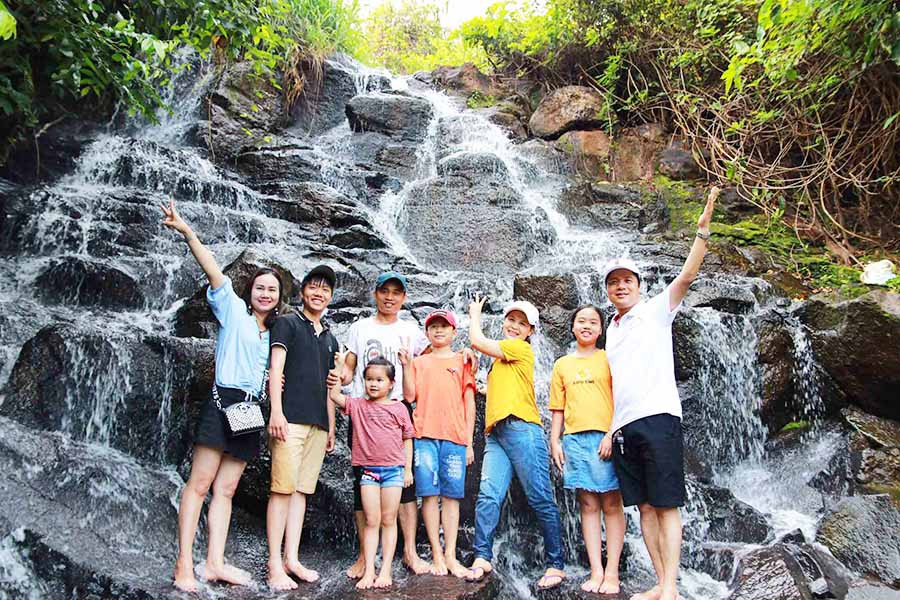  Du khách chụp ảnh lưu niệm khi tham quan tại thác Hai Tầng. Ảnh: Đ.P.L