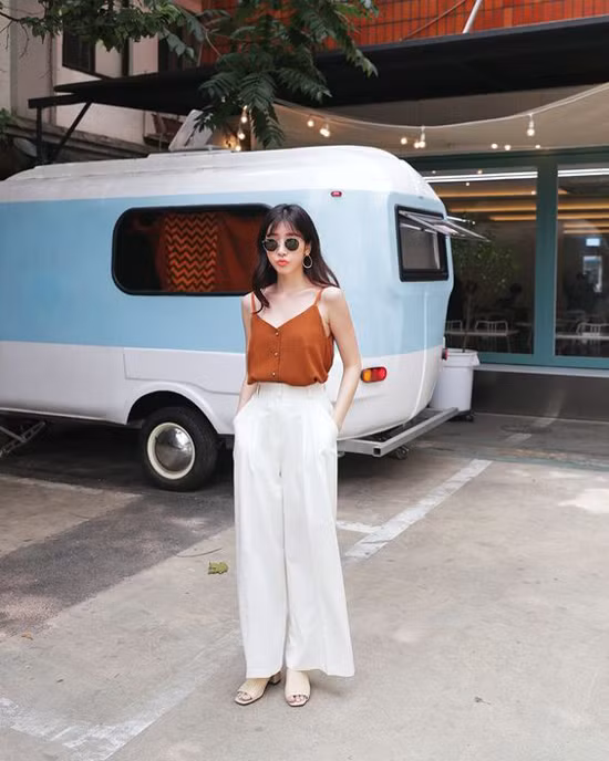 Đối với dòng thời trang dạo phố, các kiểu quần lụa, quần vải thô hay vải linen lại được mix cùng áo sát nách, áo hai dây để đề cao sự tự do và thoải mái.