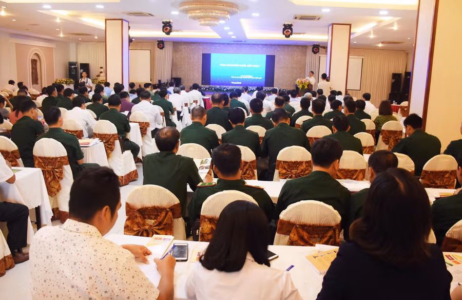  Các đại biểu tập trung lắng nghe những nội dung tuyên truyền về công tác biên giới lãnh thổ được trình bày tại hội nghị. Ảnh: M.N