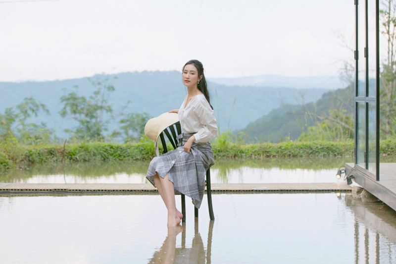  Cùng với đó, Hà Thu cũng sử dụng phụ kiện đa dạng như khăn turban, mũ cói lớn để tăng thêm điểm nhấn nổi bật.