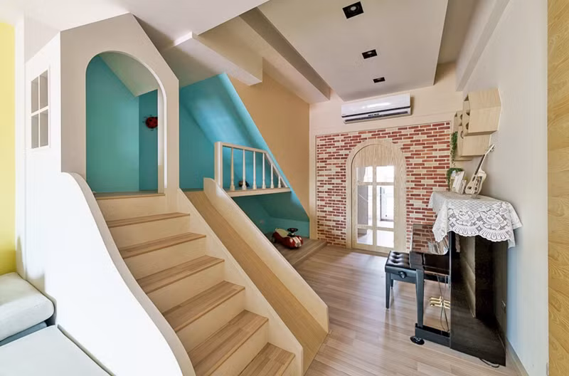 Để tránh cho trẻ không bị khói bếp làm ảnh hưởng khi chơi đùa một chiếc cửa kính đặt ngăn cách giữa nhà bếp và khu vực giải trí. Chiếc cầu trượt bằng gỗ có các cạnh cong mềm mại, tránh làm trẻ bị thương.